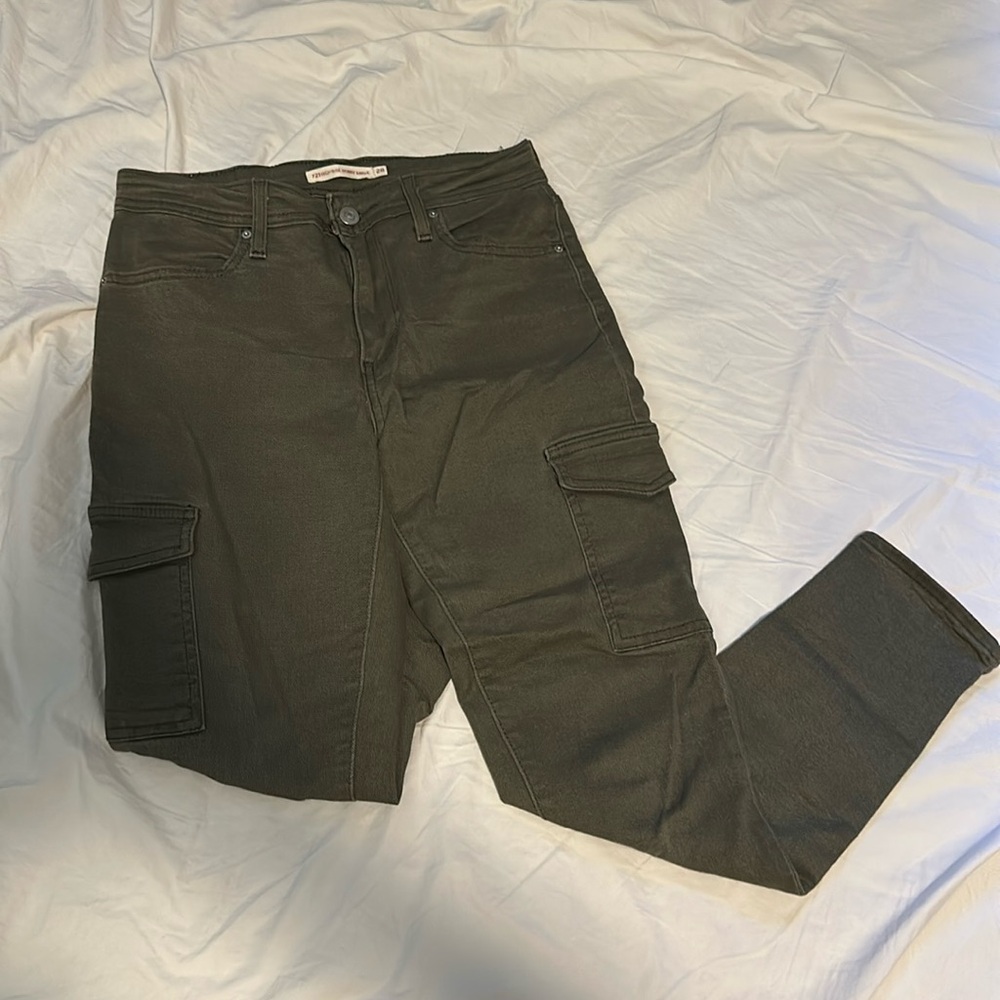 Womens Levi’s Cargo jeans